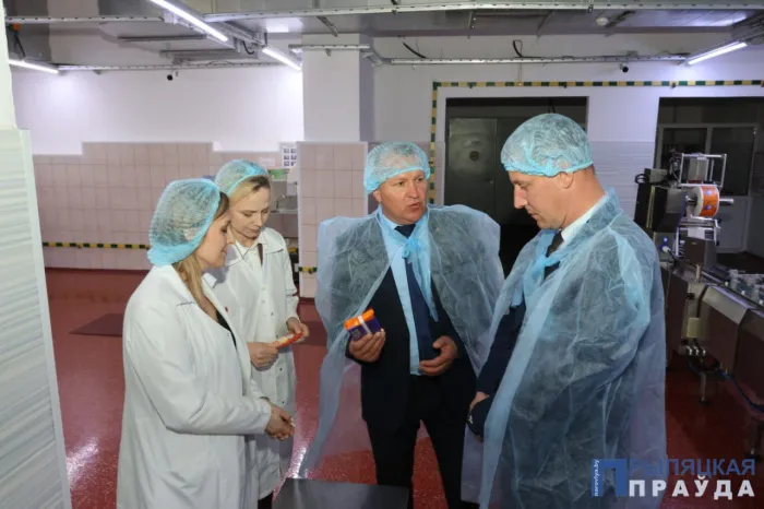 Помощник Президента-инспектор по Гомельской области Руслан Пархамович ознакомился с работой Наровлянской кондитерской фабрики «Красный Мозырянин»
