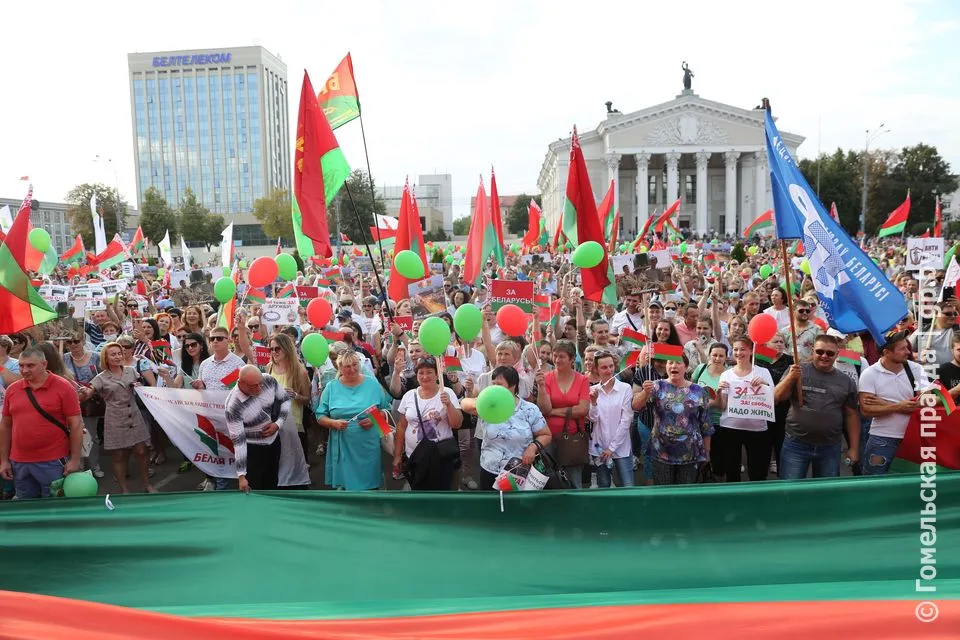 Около 15 тысяч человек собрались в Гомеле на митинге в поддержку мира, безопасности и спокойствия в Беларуси 