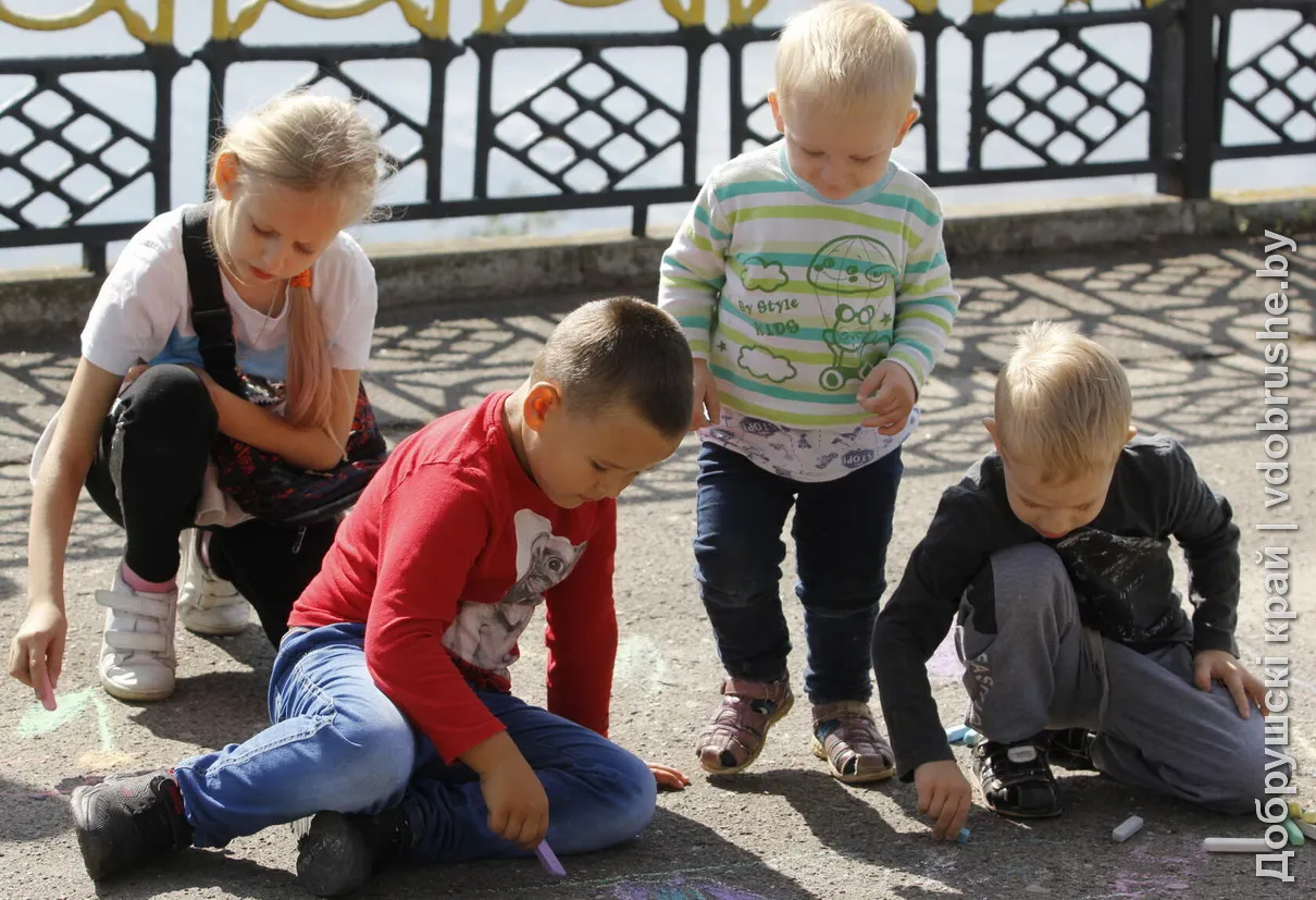 "Я люблю свою страну!". В Добруше прошел конкурс рисунков на асфальте