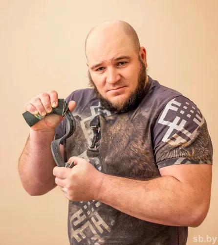 «Жене дарю цветы из гвоздей!» Силач Александр Хвесюк из Гомеля рвет отрывные календари и ломает подковы