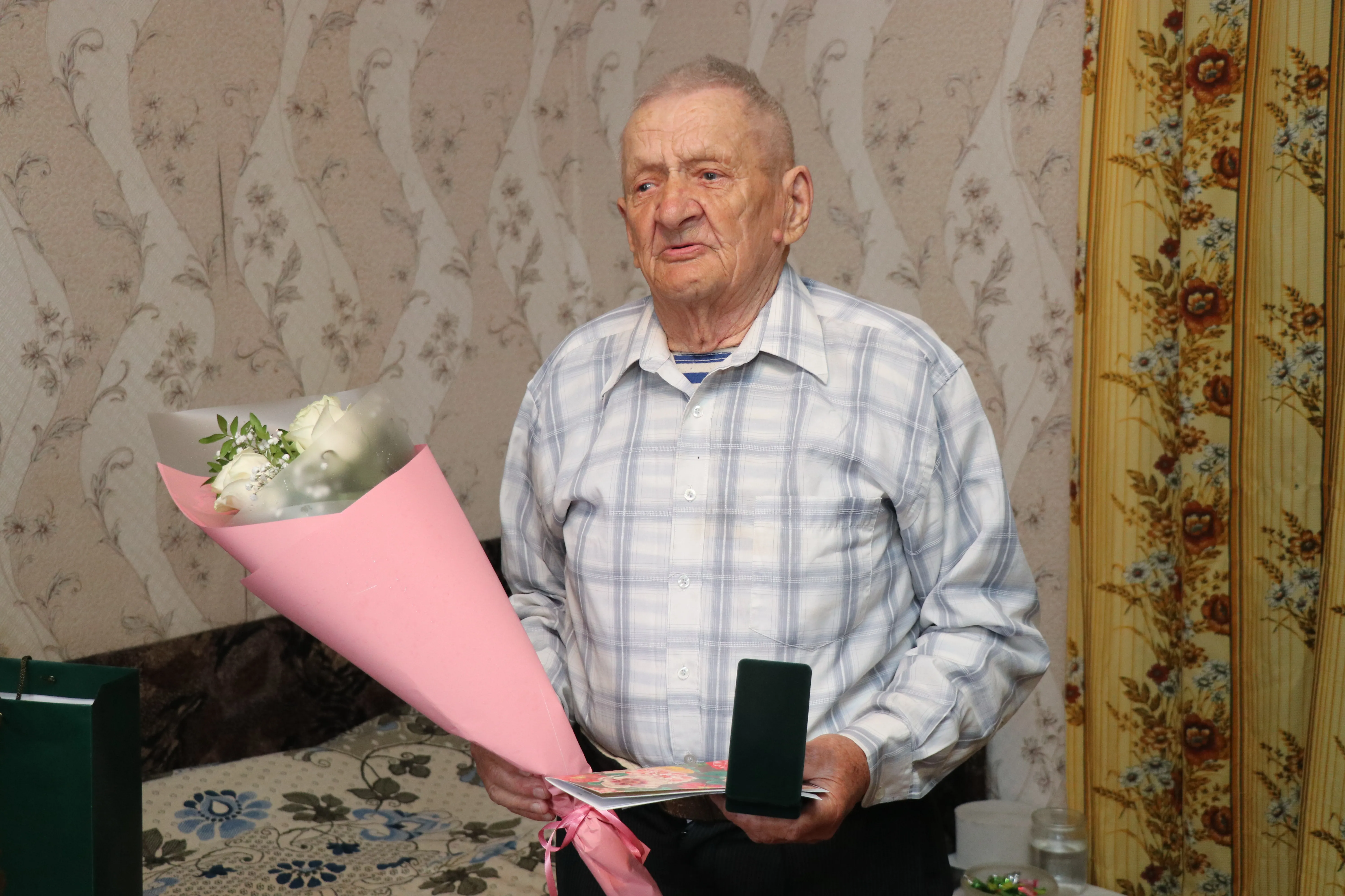 Председатель Ветковского райисполкома Павел Силивончик вручил ветерану Великой Отечественной войны Михаилу Гриськову юбилейный знак «80 лет освобождения Гомельской области от немецко-фашистских захватчиков»
