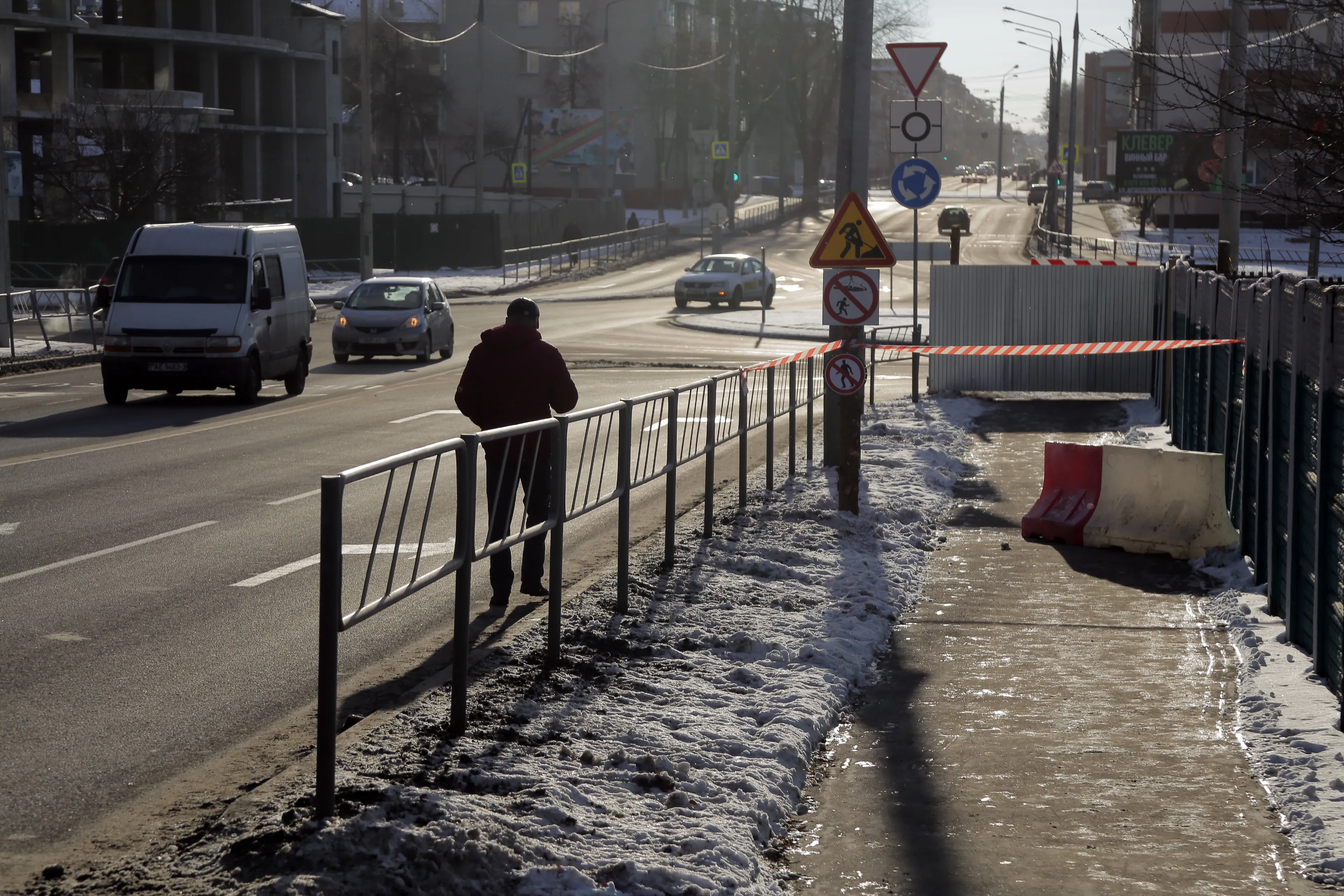 На улице Докутович в Гомеле стройплощадка вытеснила пешеходов на проезжую часть