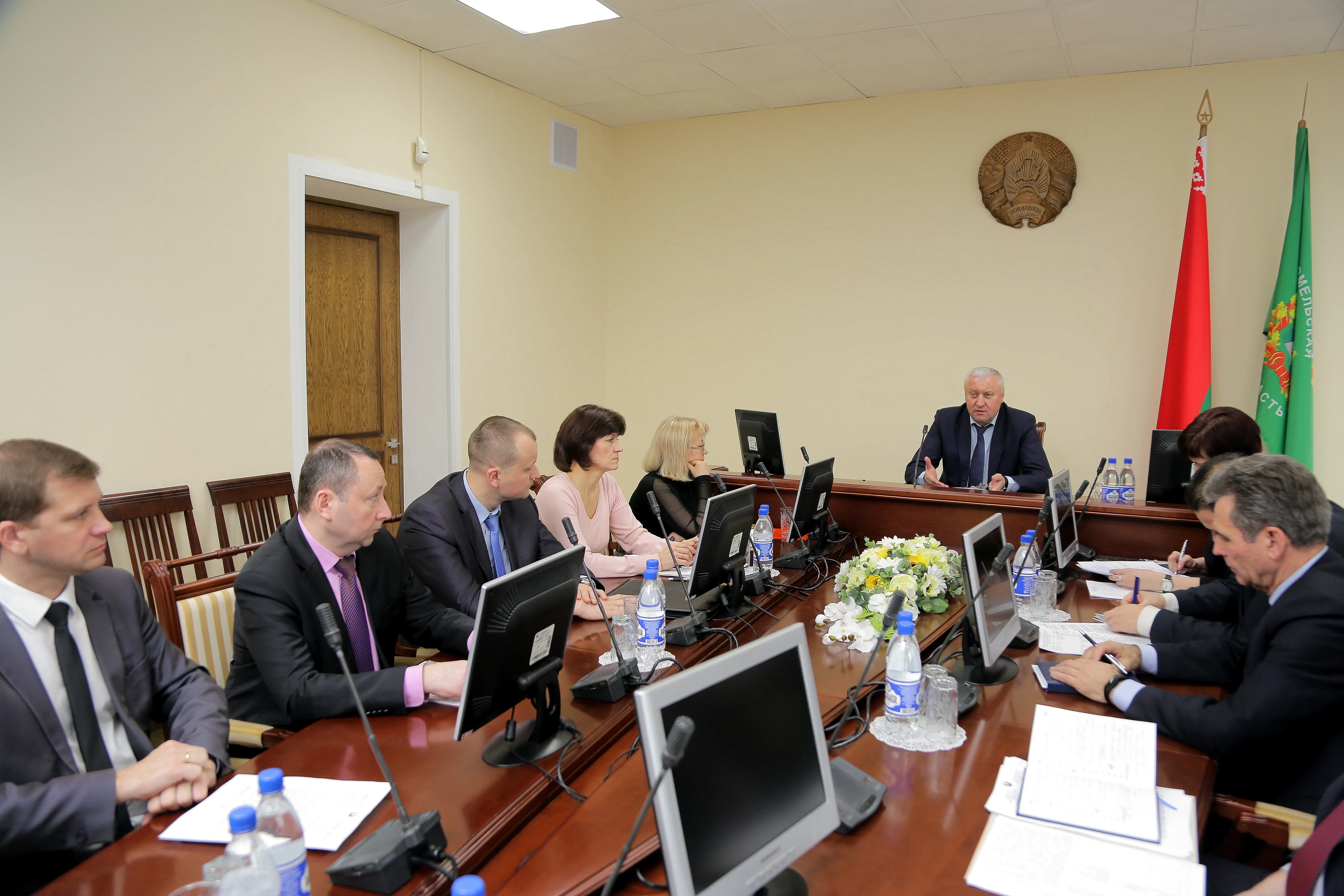 На прямую линию председателя облисполкома Владимира Дворника дозвонились 32 человека
