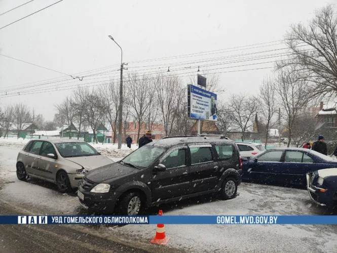 В Гомеле произошло столкновение четырех автомобилей. Обошлось без пострадавших