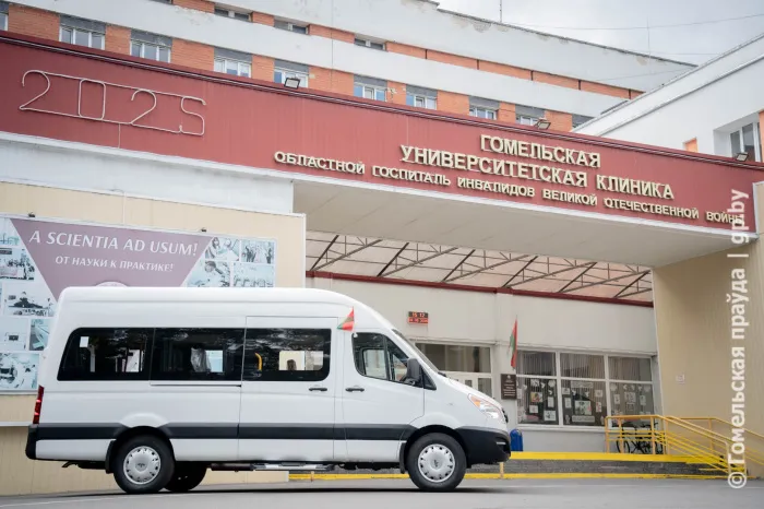  Руководство облисполкома передало Гомельской университетской клинике – областному госпиталю инвалидов войны спецавтомобиль