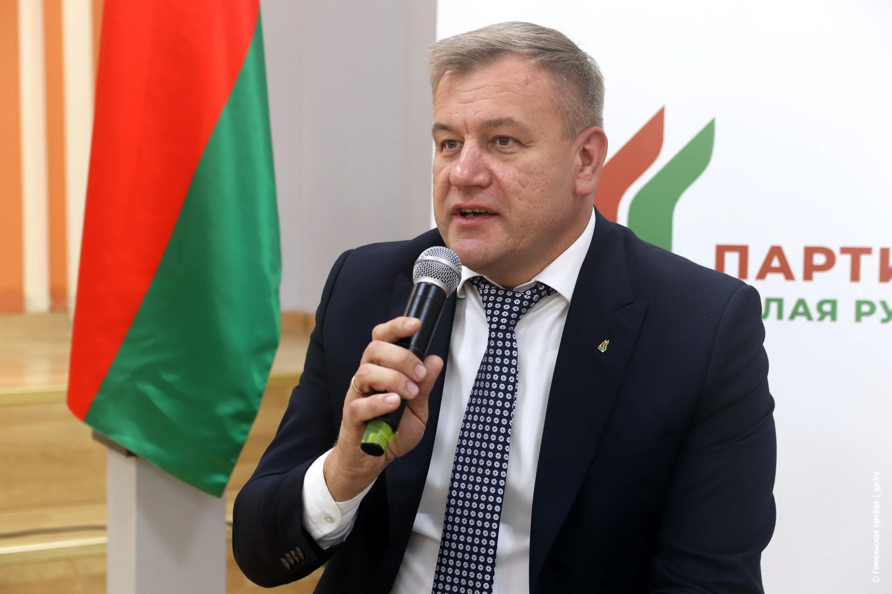 Председатель областного отделения партии «Белая Русь» Дмитрий Черняков пообщался с коллективом и учащимися СШ № 11 Гомеля