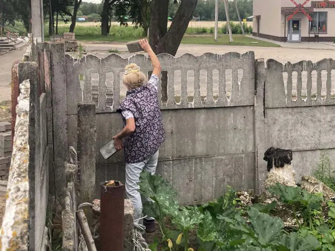 В Добруше оштрафовали пенсионерку, воровавшую брусчатку со строительной площадки