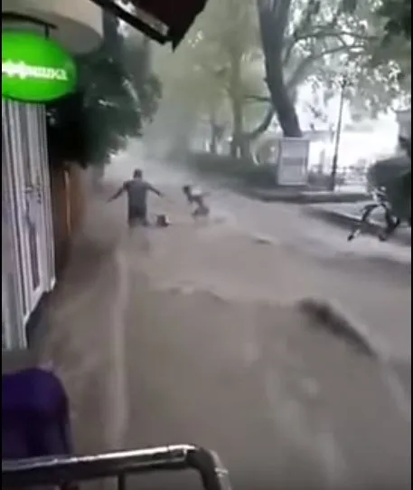 Мощный поток дождевой воды унёс женщину в Ялте 