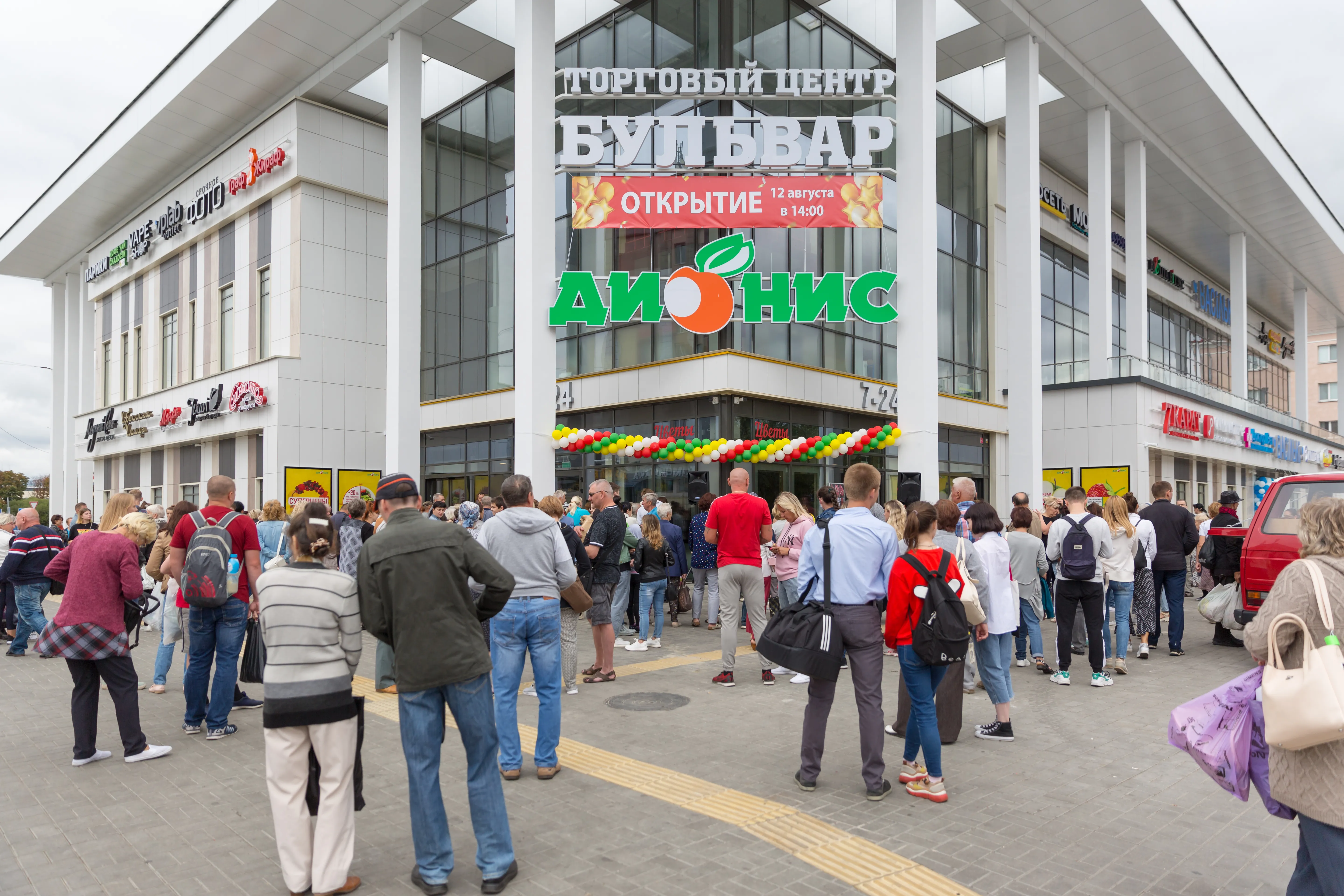В Гомеле на месте бывшего привокзального рынка открылся торговый центр "Бульвар" 