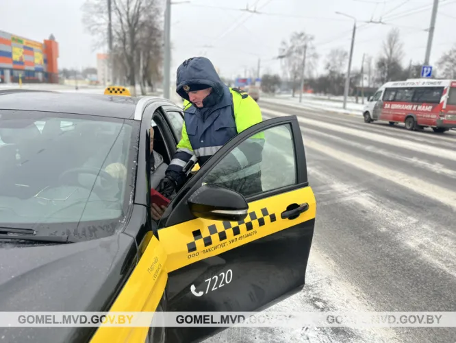 Сотрудники ГАИ провели рейд и проверили соблюдение ПДД водителями такси