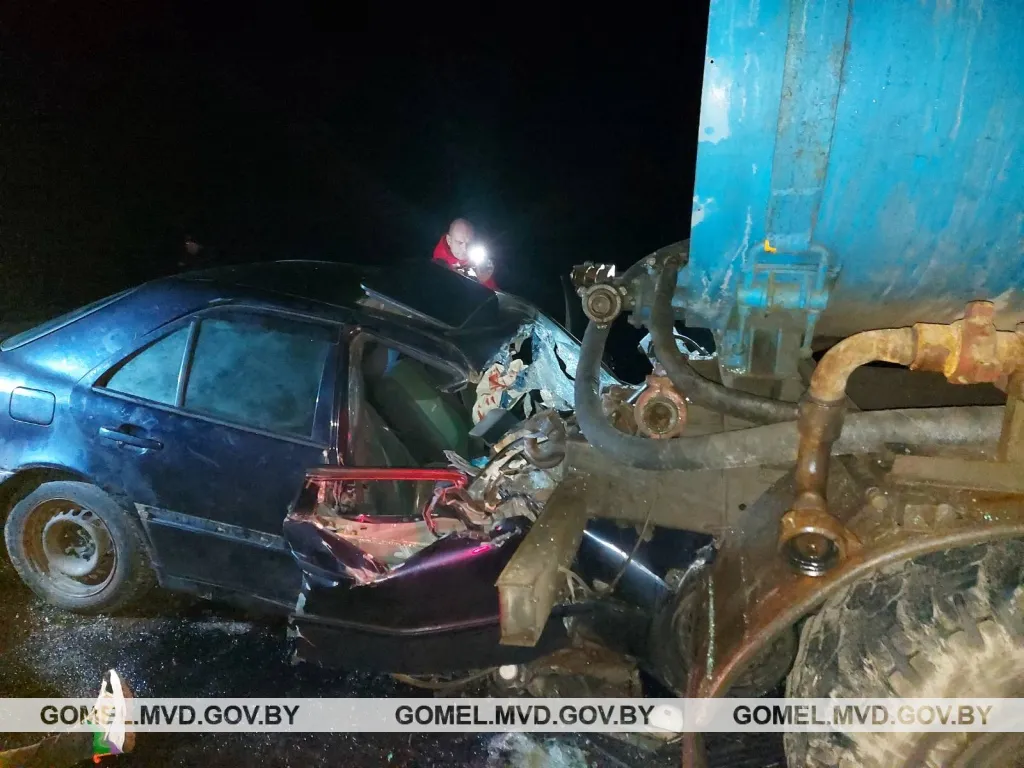 На Гомельщине Mercedes влетел в грузовик. Один человек погиб и трое пострадали