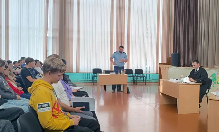 По заявлению прокурора Чечерского района ограничено право несовершеннолетнего самостоятельно распоряжаться своими доходами