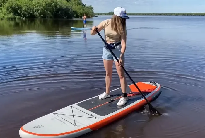 Женщина чуть не утонула, катаясь на SUP-доске на Волотовском озере в Гомеле