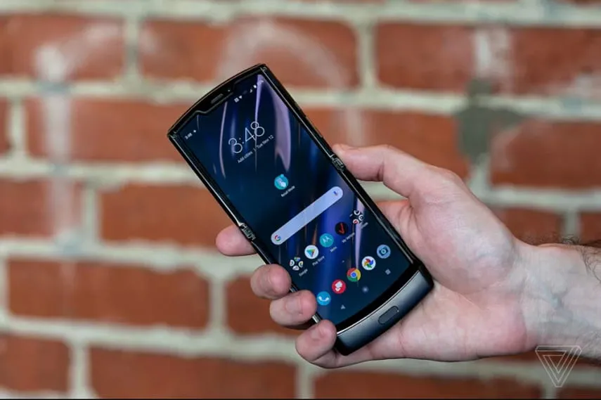 Motorola отложила старт продаж гибкого смартфона из-за высокого спроса