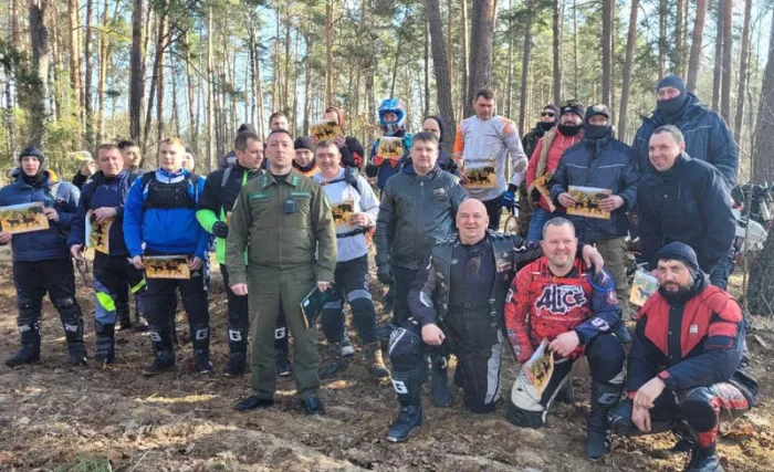В Жлобинском районе участники мотопробега «Дорогами партизан» возложили цветы у памятника партизанскому отряду имени Фрунзе