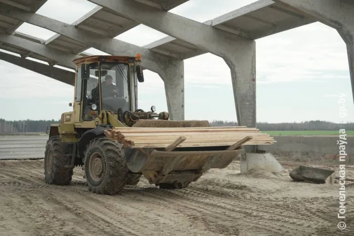 На контроле губернатора. В Калинковичском районе возводят МТК в хозяйстве "Дружба-Автюки"
