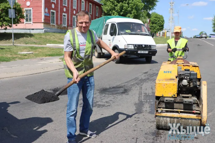 Журналист, сменив офисный костюм на яркую жилетку, несколько часов поработал дорожным рабочим