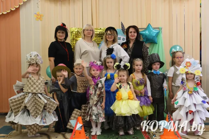 Модный приговор в Корме: дети представили экологическую коллекцию ко Дню матери
