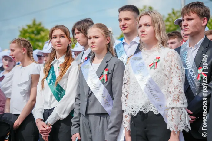 Участники республиканского праздника «Последний звонок» возложили цветы на Аллее Героев