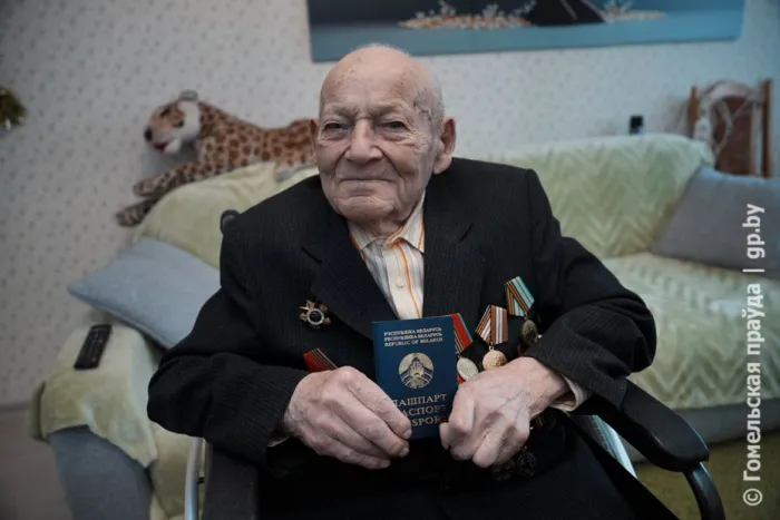 За страну, в которой хочется жить! 101-летний ветеран Великой Отечественной войны Павел Гуринович проголосовал за мир и процветание