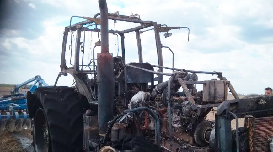В Ветковском районе в поле сгорел трактор