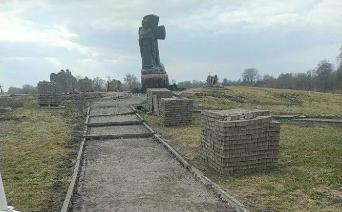 В Турове приступили к ремонту основания памятника прославленному земляку Кириллу Туровскому