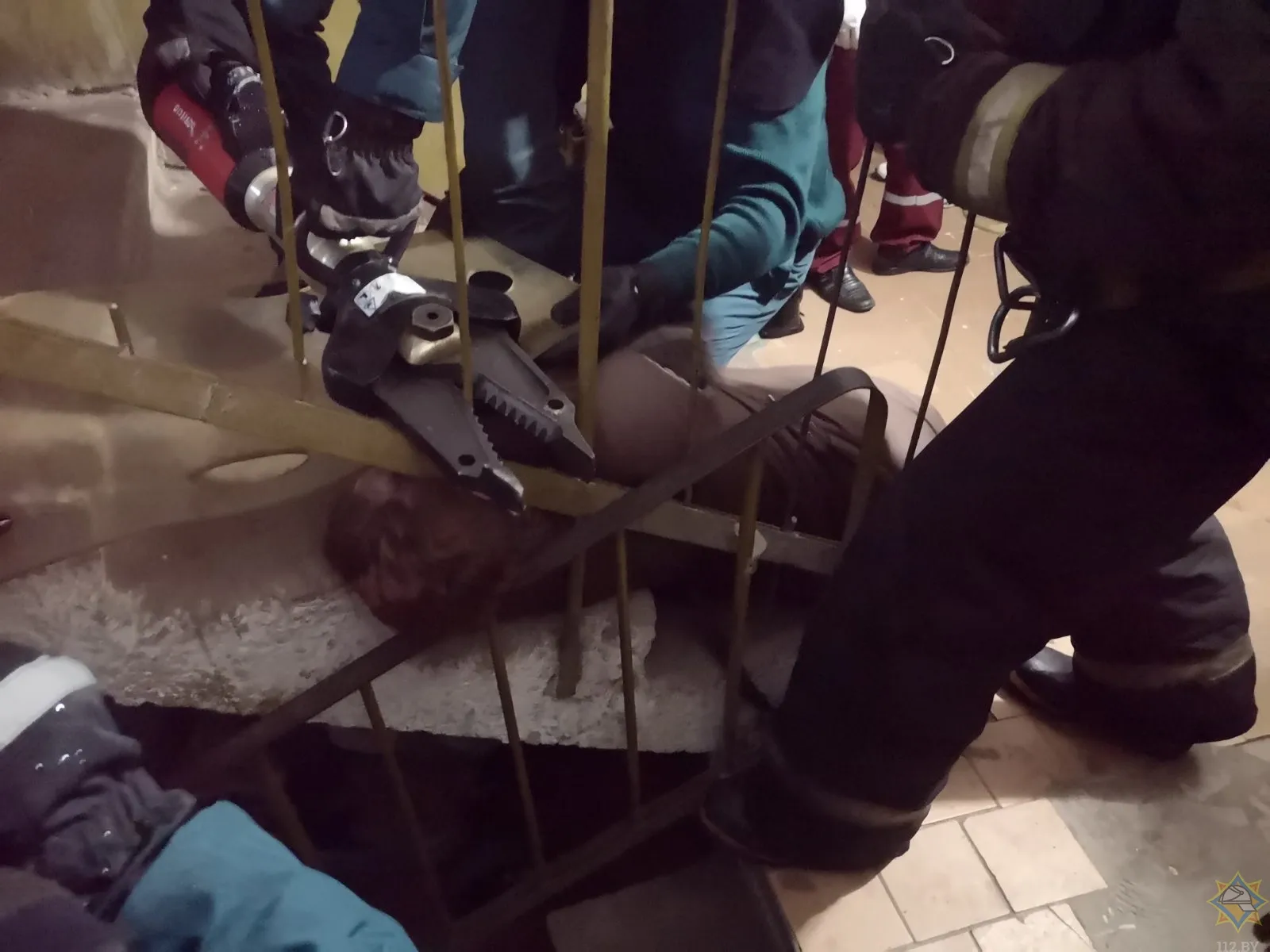 В Гомеле женщина упала в подъезде: понадобилась помощь спасателей