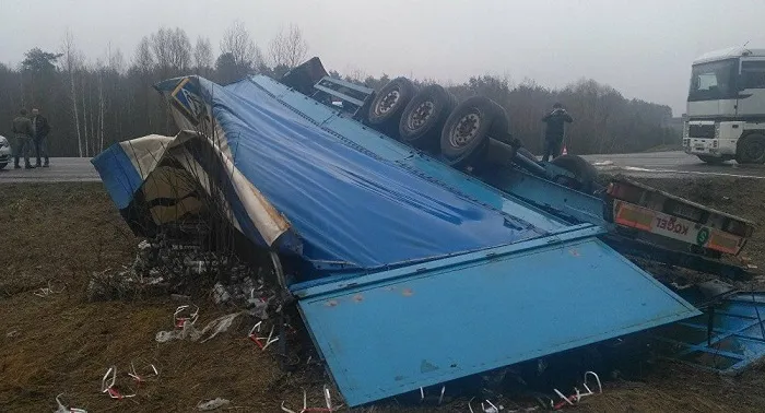 Возле Калинковичей перевернулась фура, направляющаяся в Светлогорск