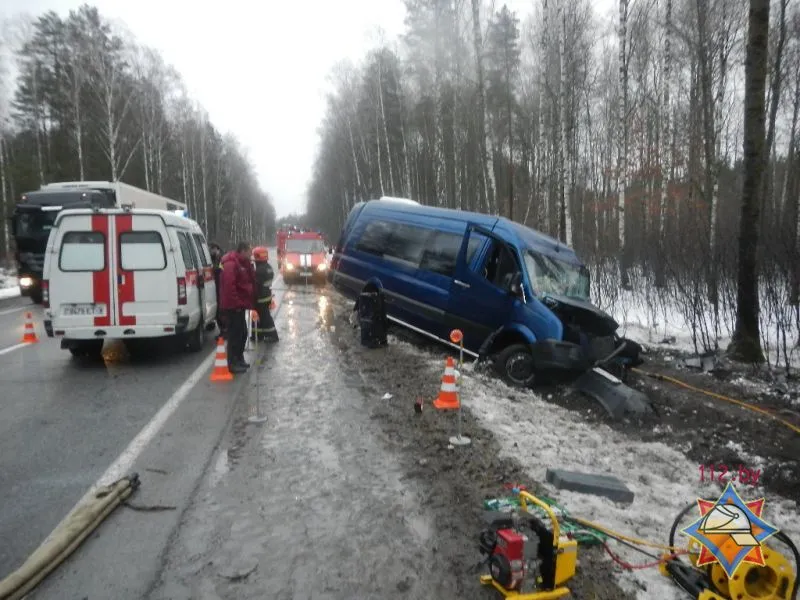 В Речицком районе микроавтобус "Фольксваген" врезался в дерево, водителю понадобилась помощь спасателей