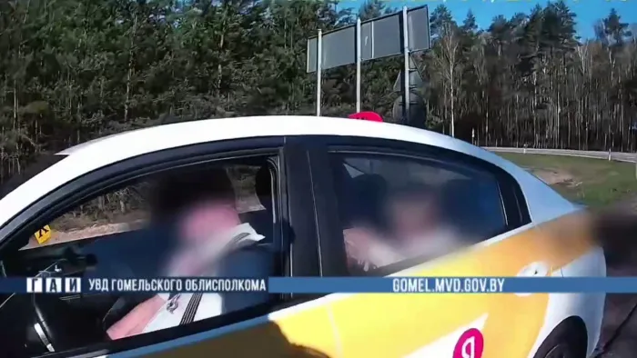 На автодороге М-10 сотрудники ГАИ остановили пьяного таксиста, который вез пассажирку