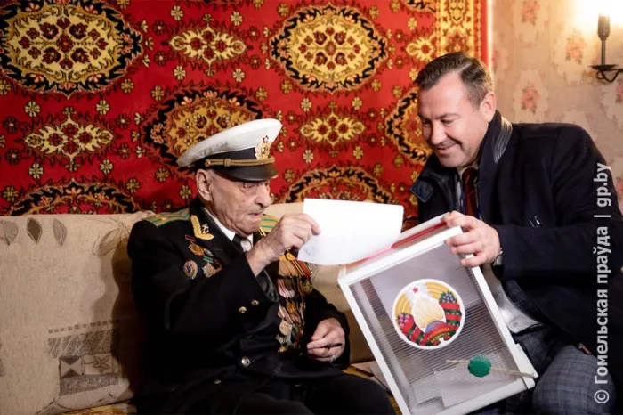 97-летний ветеран Великой Отечественной войны гомельчанин Наум Львович Каплан проголосовал на дому