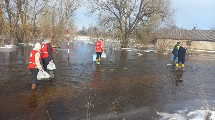 Областной Красный Крест доставил продукты и воду жителям подтопленной деревни Галки Брагинского района