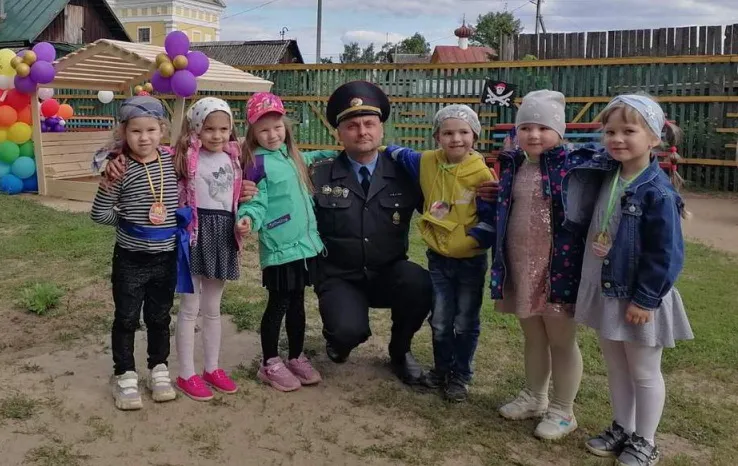 Правоохранитель из Чечерска потратил компенсацию морального вреда на подарок детям. Ранее его оскорбили в интернете