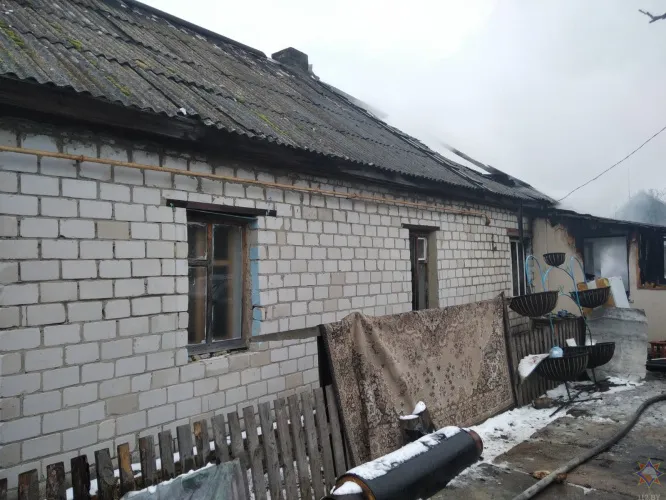 На пожаре в Наровле погибла женщина, ее сожителя спасли