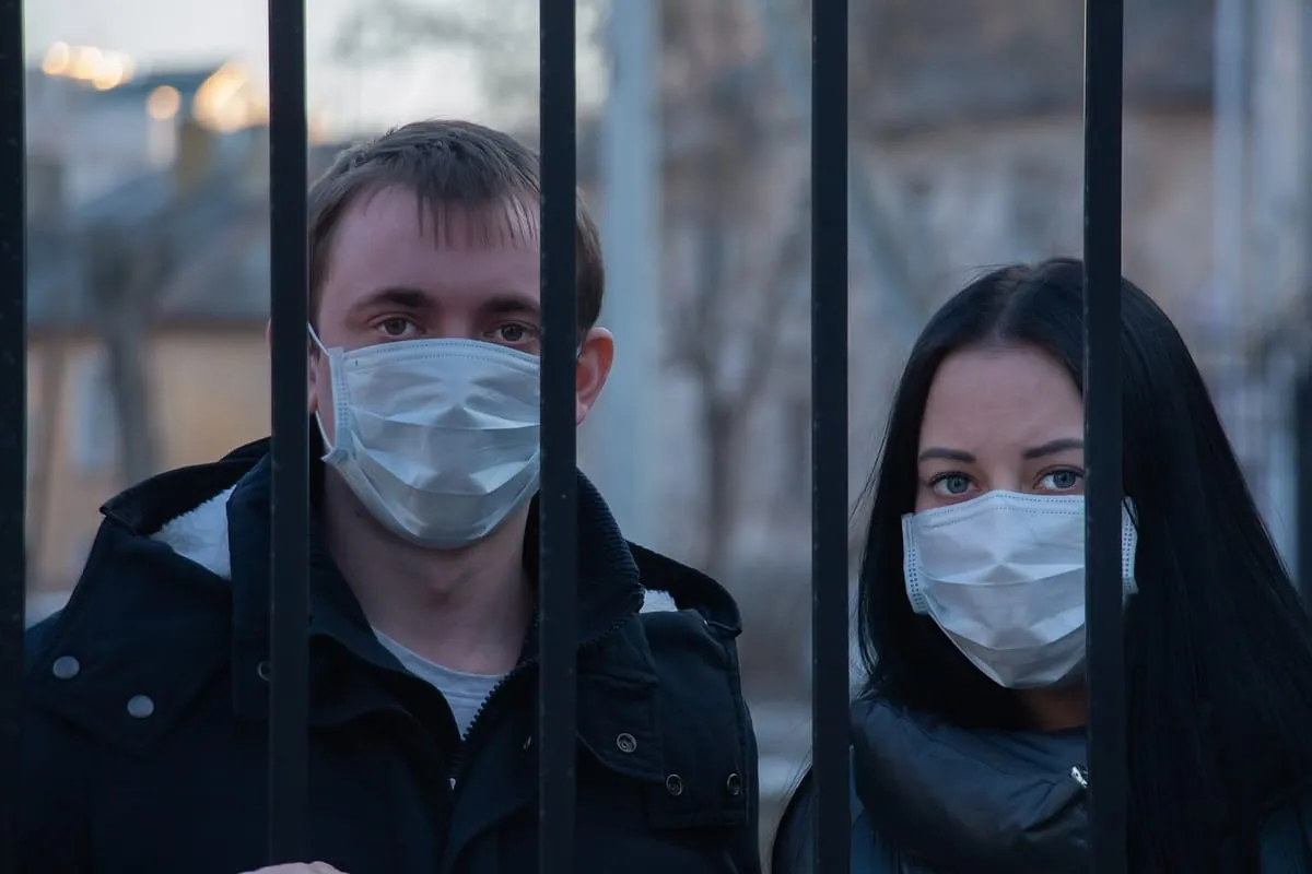 Врачи объяснили, почему не стоит носить маску на улице в мороз