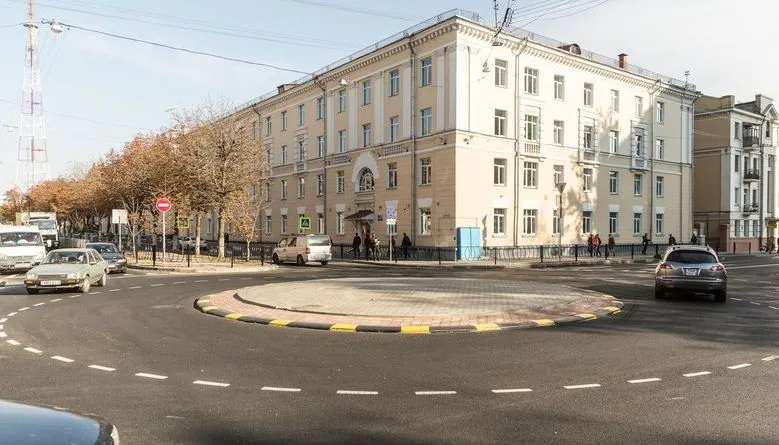 Чтобы автобусы вошли в вираж, пешеходам придется прижаться к стенам