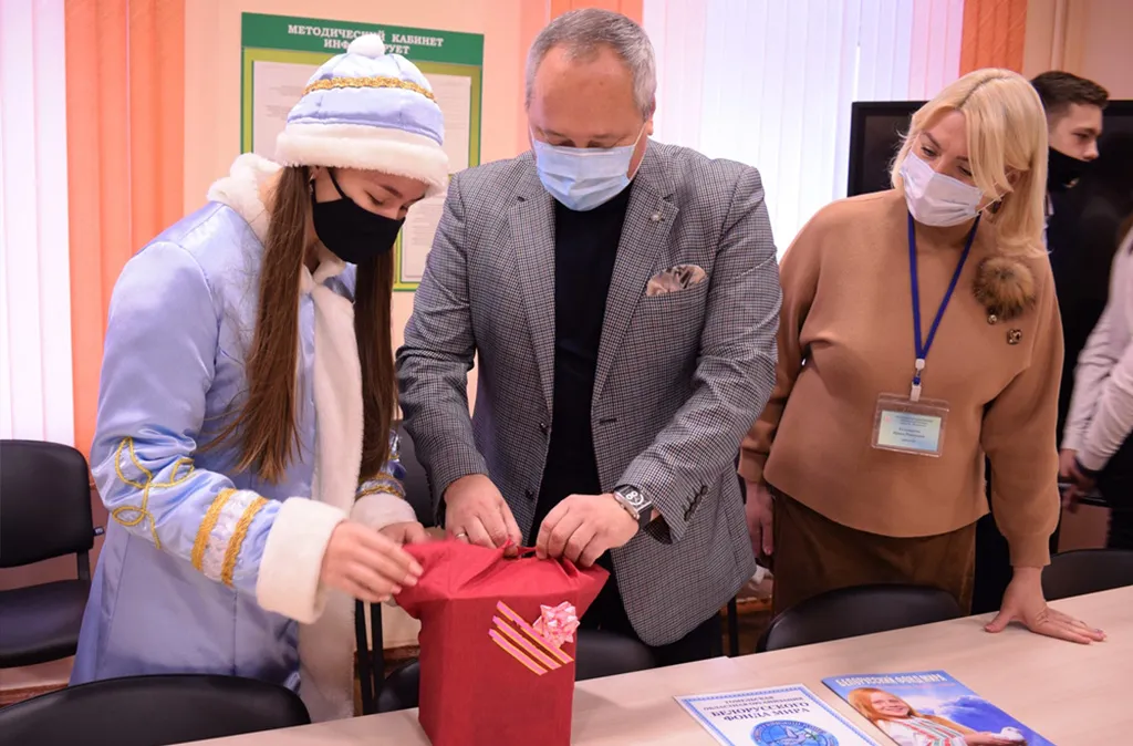 Благодарность за мир. В педколледже имени Выготского появился новый фотоаппарат для миротворческих проектов