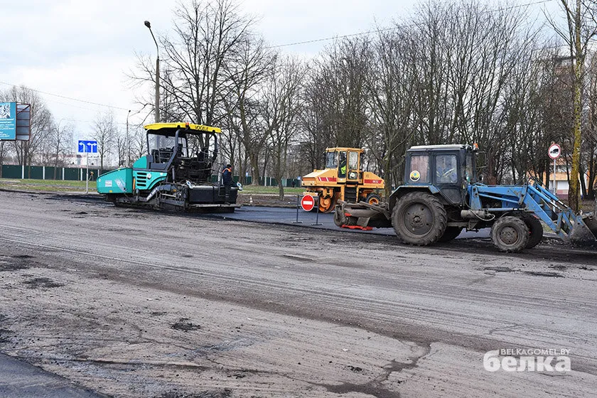 В Гомеле на улице Лазурной укладывают сплошной слой асфальта