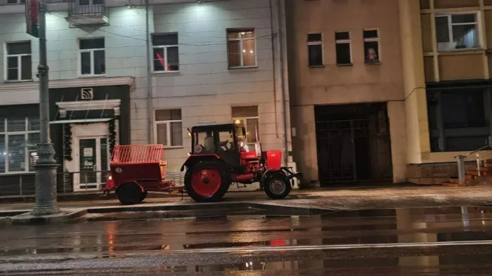 Более 380 работников городских служб задействованы в очистке улиц Гомеля от гололеда