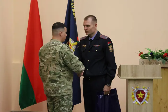 В Буда-Кошелево наградили военнослужащего и милиционера, которые задержали сбившего человека водителя