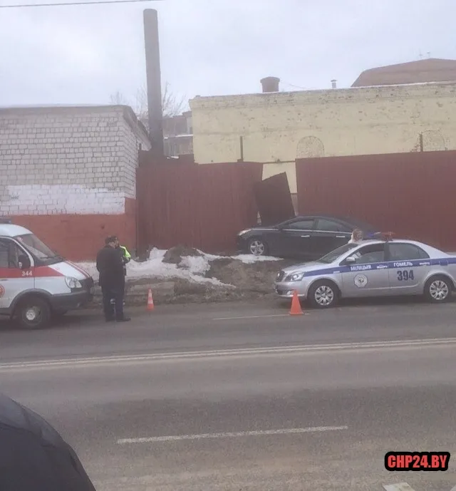 В Гомеле на улице Подгорной автомобиль вылетел в забор