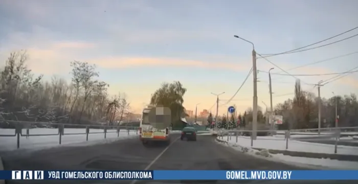 В Гомеле маршрутчик выехал на встречку и проехал на красный свет 