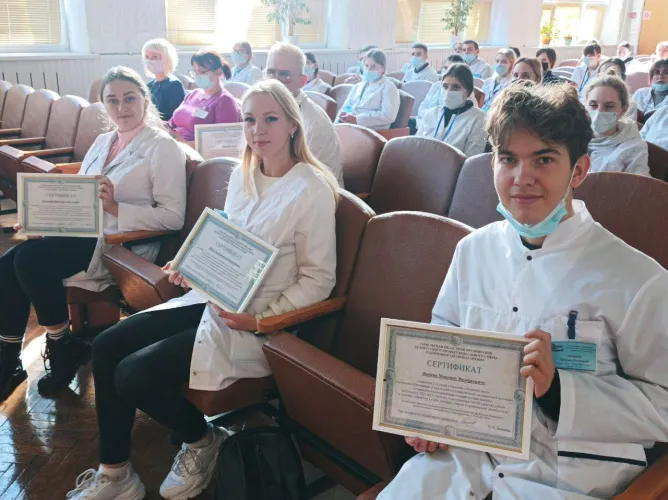 В Гомеле профсоюз медиков выплатил стипендии 13 отличникам ГомГМУ, Гомельского и Мозырского медколледжей