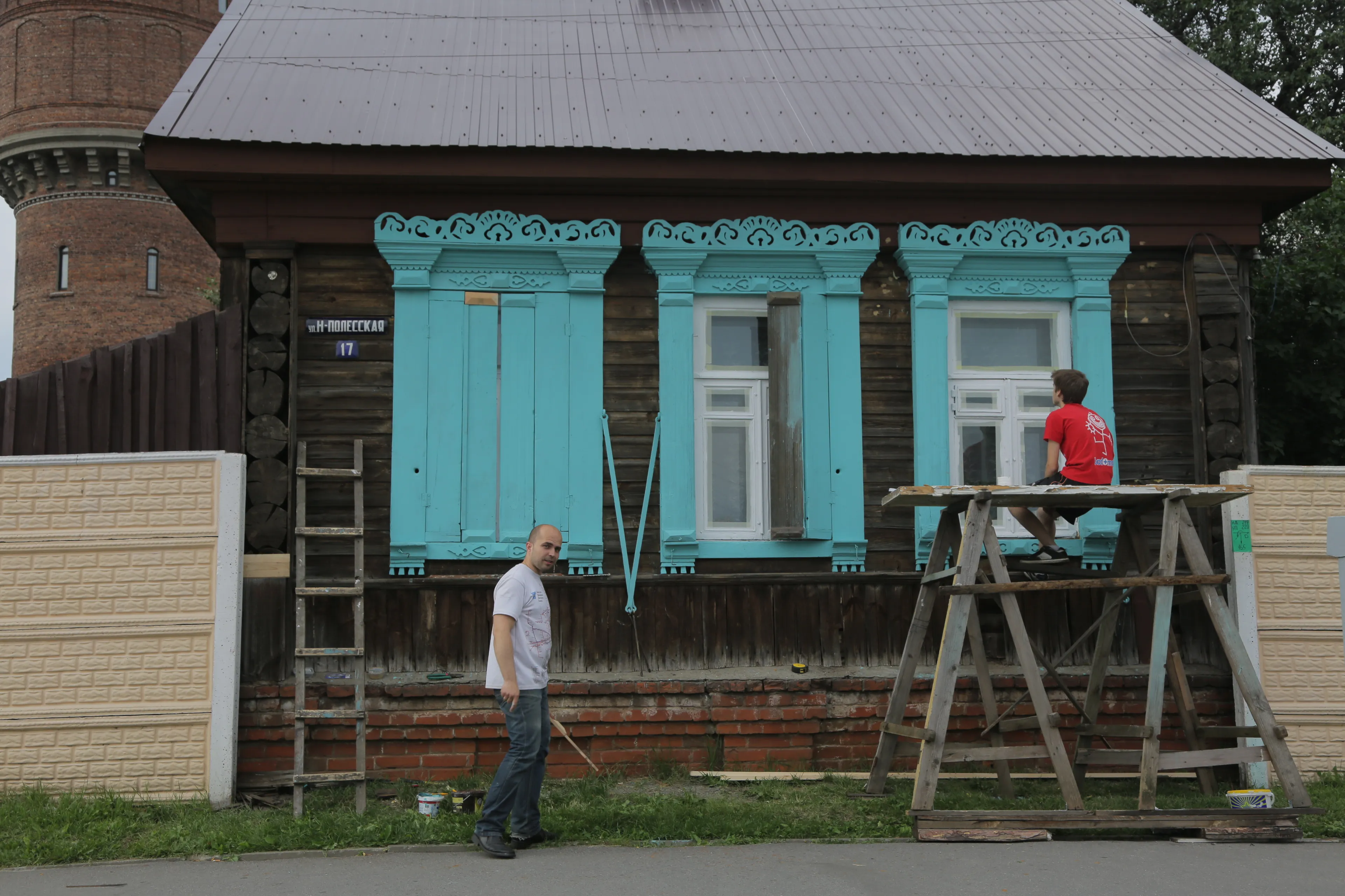 Более месяца гомельскими волонтерами проводятся работы по восстановлению фасада старого дома на Новополесской 