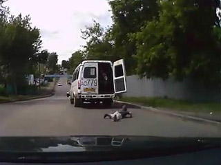 В Гомеле из маршрутки на проезжую часть выпала женщина