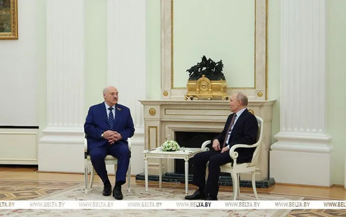 Лукашенко назвал Победу великим достоянием и отметил противную позицию некоторых "товарищей"