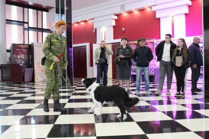 Граница на замке. В кинотеатре имени Калинина Гомельская пограничная группа представила программу с участием служебных собак