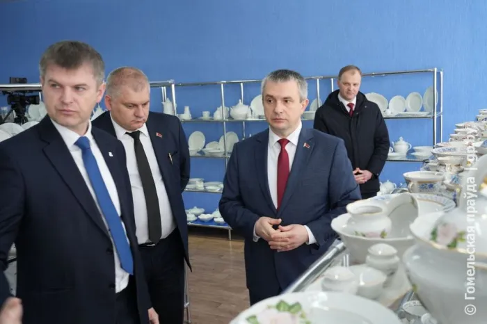 Посуда мирового уровня: Иван Крупко посещает Добрушский фарфоровый завод 