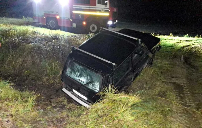 Спасатели помогли вытащить автомобиль из канавы в Лоеве
