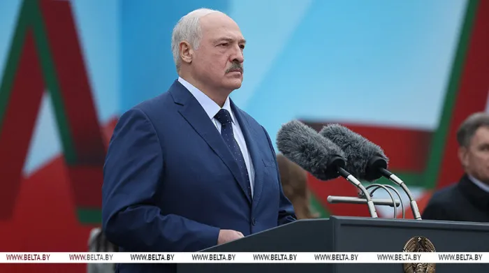 Выступление Лукашенко 9 Мая на церемонии возложения венков и цветов к монументу Победы